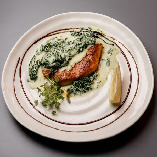 Стейк лосося со шпинатом в сливках