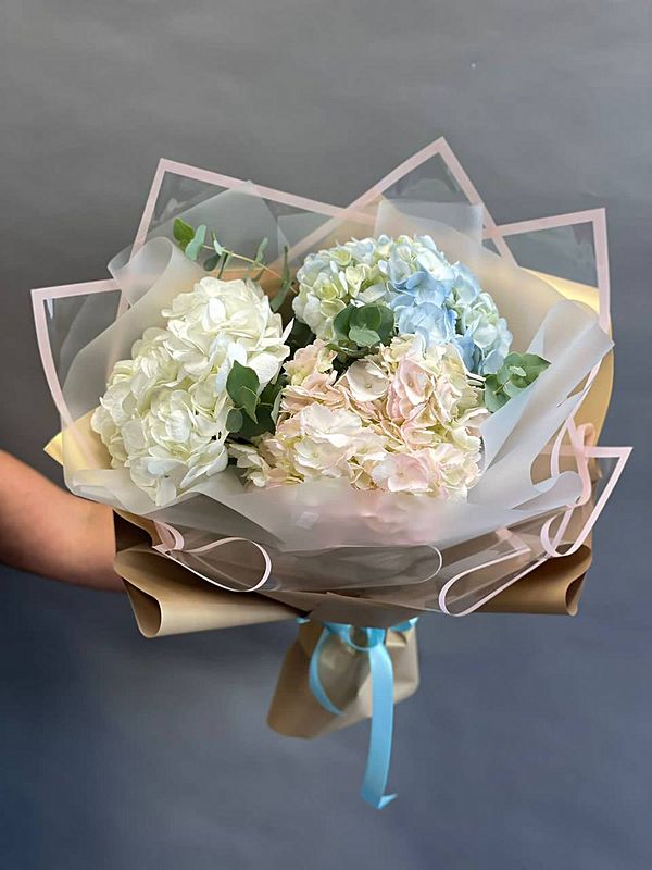 3 гортензии с эвкалиптом в оформлении