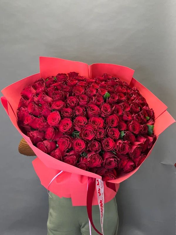101 роза 50 см в виде сердца в оформлении