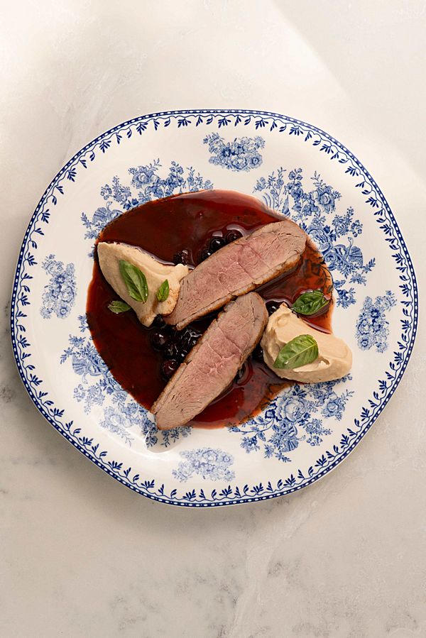 Утиная грудка с пюре из корня сельдерея и смородиной