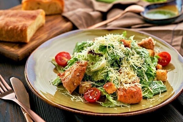 Салат Цезарь с курицей