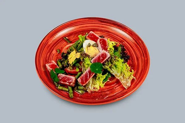 Салат Нисуаз с тунцом татаки