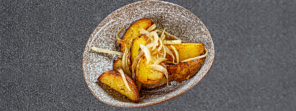 Картофель обжаренный с ялтинском луком