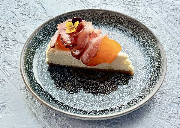 Чизкейк с хурмой и беконом