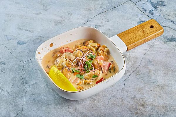 Мидии с томатами в сливочном соусе