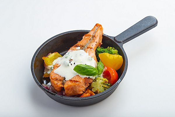 Форель с овощами и соусом 