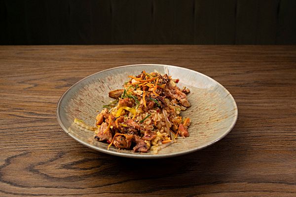 Обжаренный рис с щупальцами кальмара