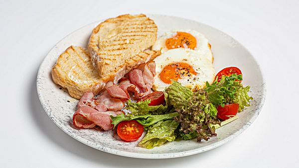 Глазунья с беконом, чиабаттой и миксом салата
