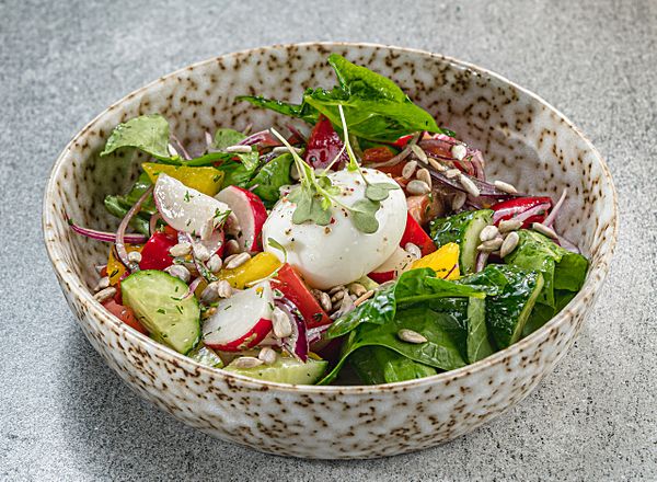 Салат деревенский из свежих овощей с яйцом