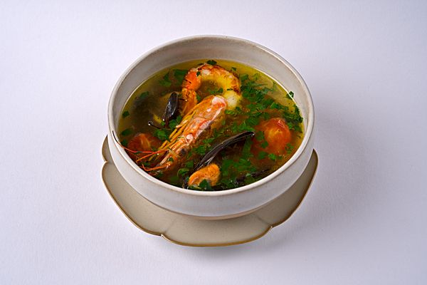 Суп с морепродуктами и запеченными томатами