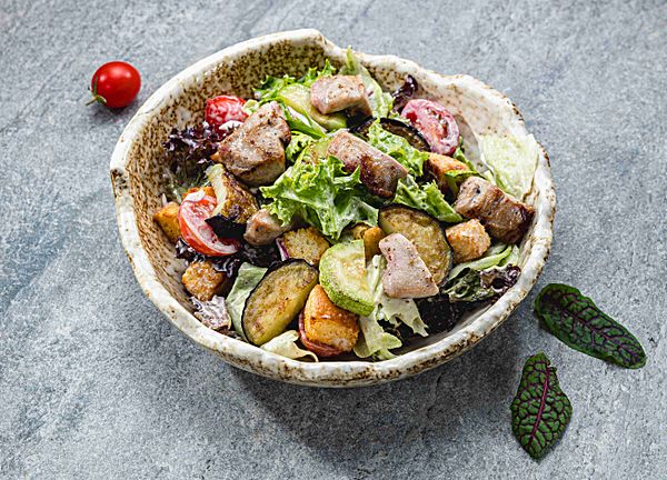 Салат с индейкой с соусом из печени трески