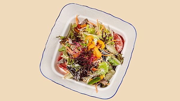 Салат сговяжим сердцем и корнишонами