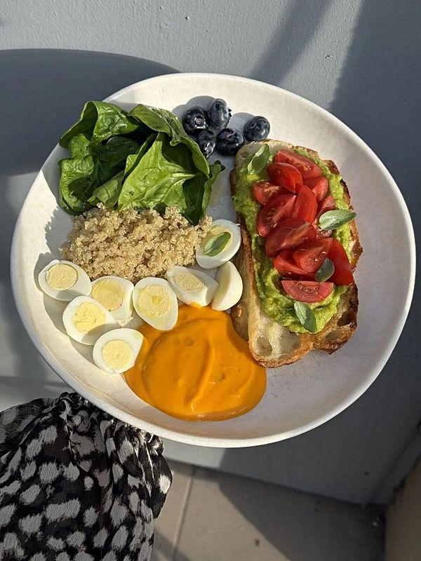 Киноа с перепелиными яйцами, пюре из батата, шпинатом и мятым авокадо