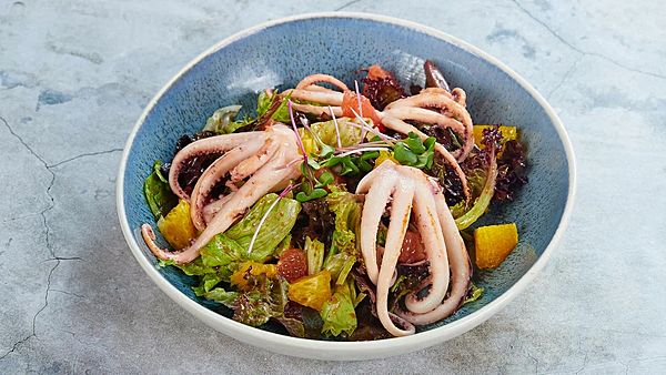 Салат с цитрусовыми и щупальцами кальмара