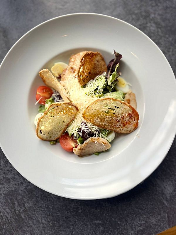 Новомодный салат Цезаря Кардини с фермерской курицей