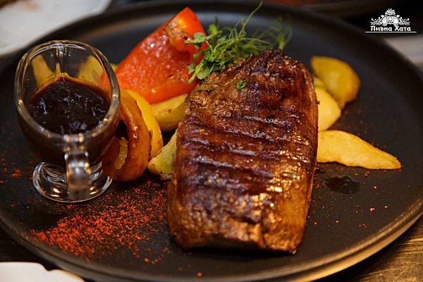 Стейк телятины под соусом Демиглясс