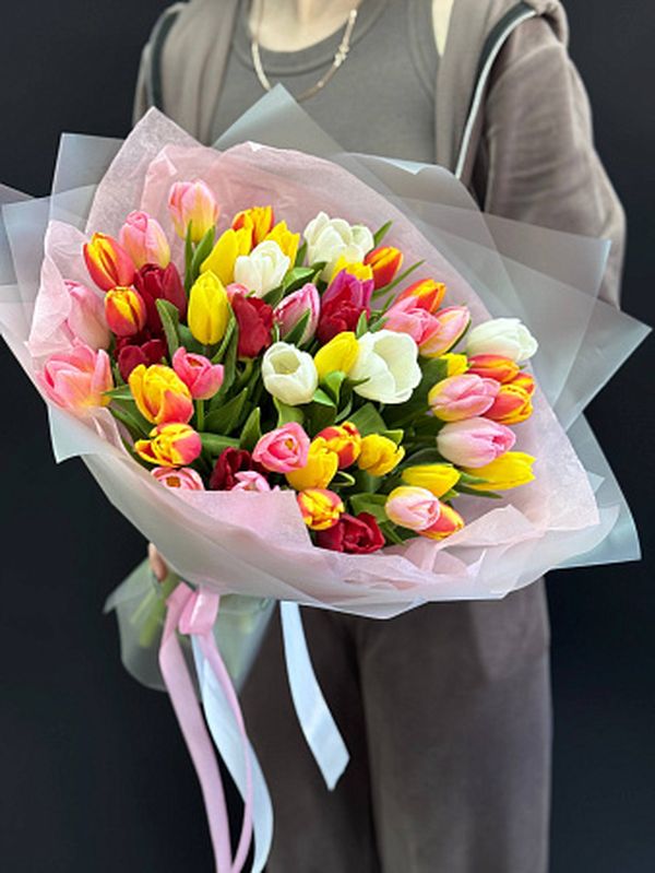45 ярких тюльпанов микс в оформление