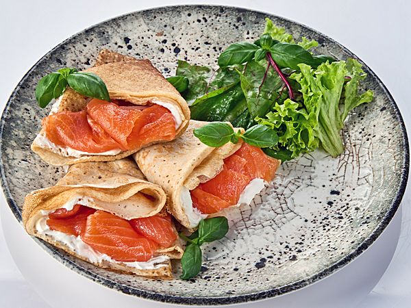 Блины с форелью, творожным кремом с прованскими травами и миксом зелени