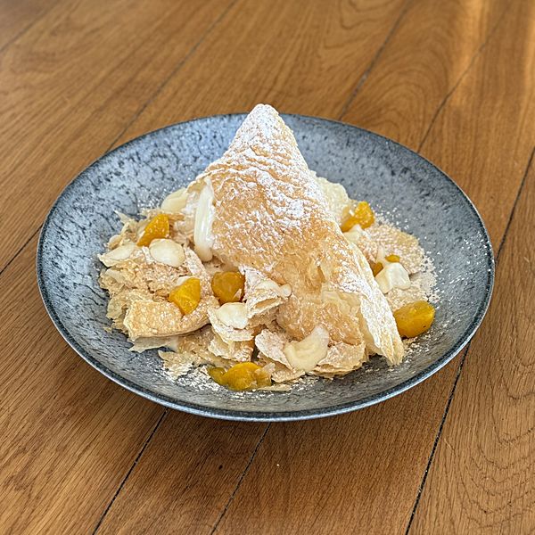 Хрустящий десерт с персиком