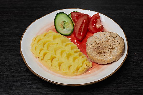 Картофельное пюре с котлетой