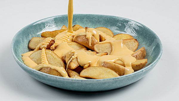 Картофельные дольки с соусом чеддкр