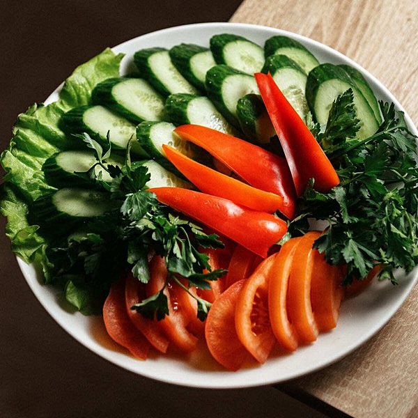 Овощная тарелка со свежей зеленью