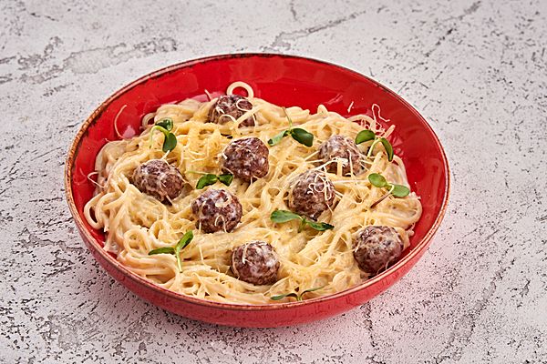 Спагетти с фрикадельками в сливочном соусе