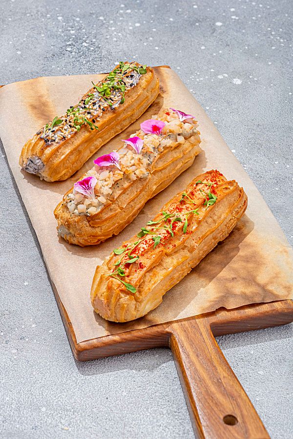 Ассорти эклеров с мусом/креветка/нори/вяленные томаты