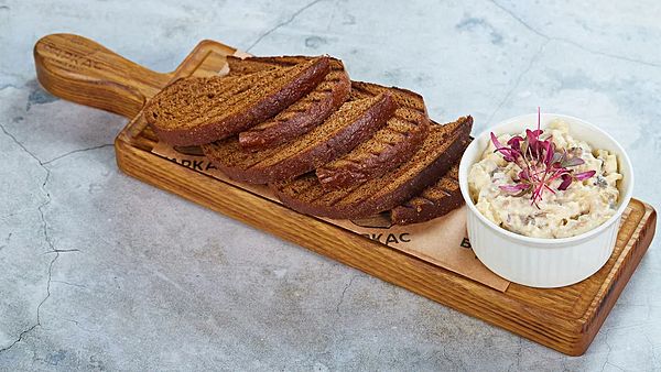 Форшмак из сельди с ржаными тостами