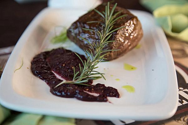 Стейк из телятины с клюквенным соусом