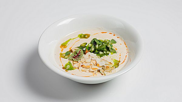 Крем-суп из цветной капусты с креветкой и тар-таром из огурца