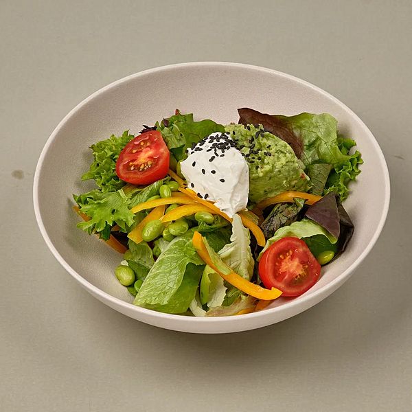 Зеленый салат с авокадо и овощами