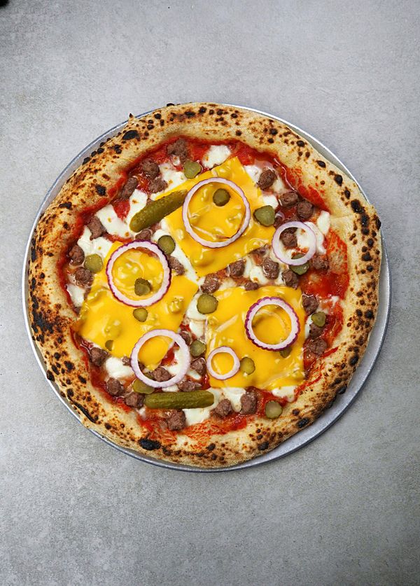 Пицца-бургер с мраморной телятиной и сыром чеддер