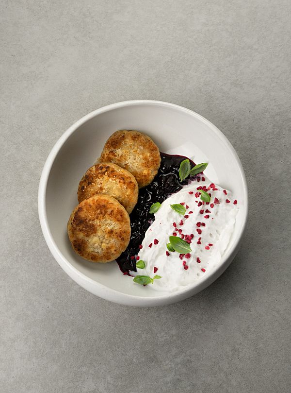 Тофники с кокосовой эспумой и вареньем из чёрной смородины