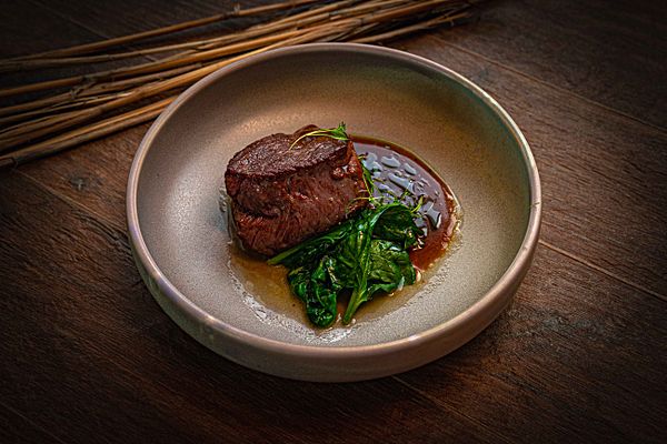 Филе миньон со шпинатом и соусом демиглас