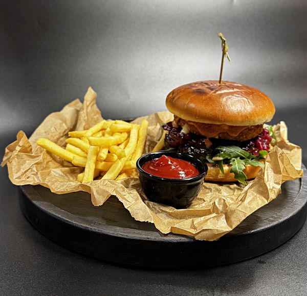 Бургер с говядиной Primebeef, моцареллой и брусничным соусом