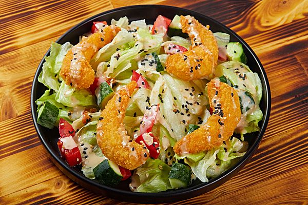 Салат с креветками в кокосовой панировке