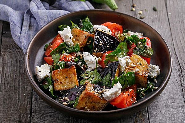 Салат с хрустящим баклажаном и творожным сыром