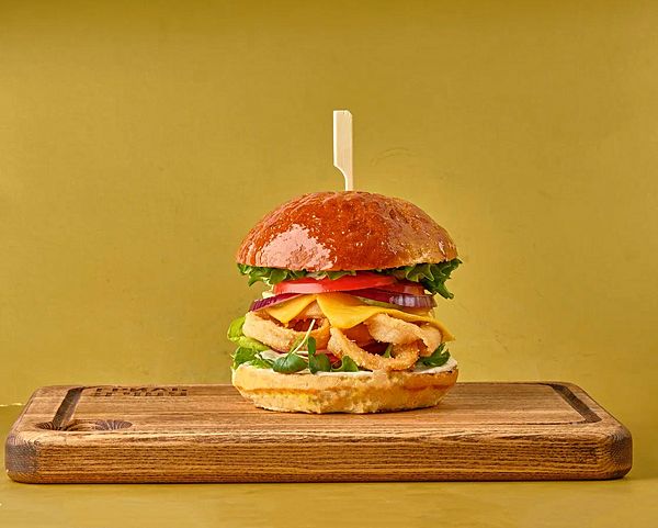 Бургер с кальмаром гриль