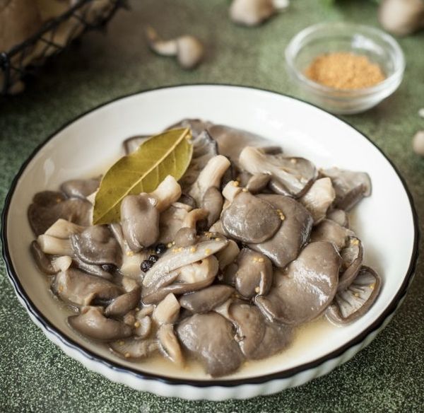 Грибочки с зеленью в масле