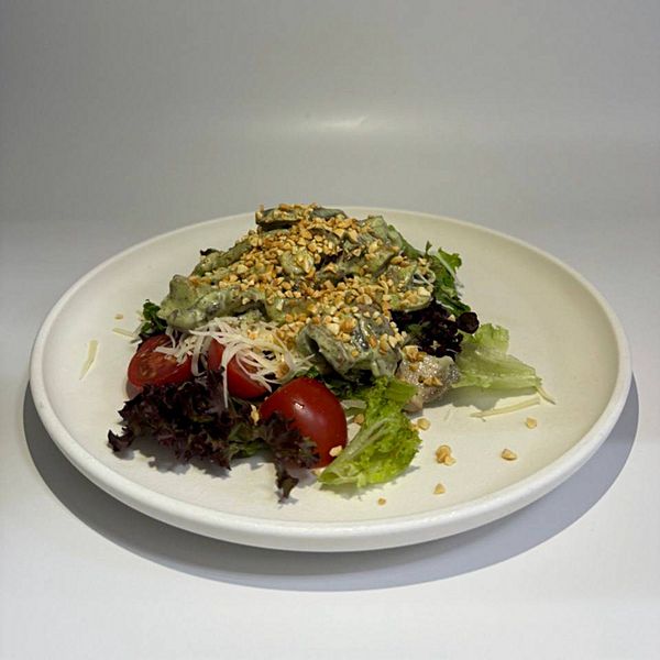 Теплый салат с языком и орехами