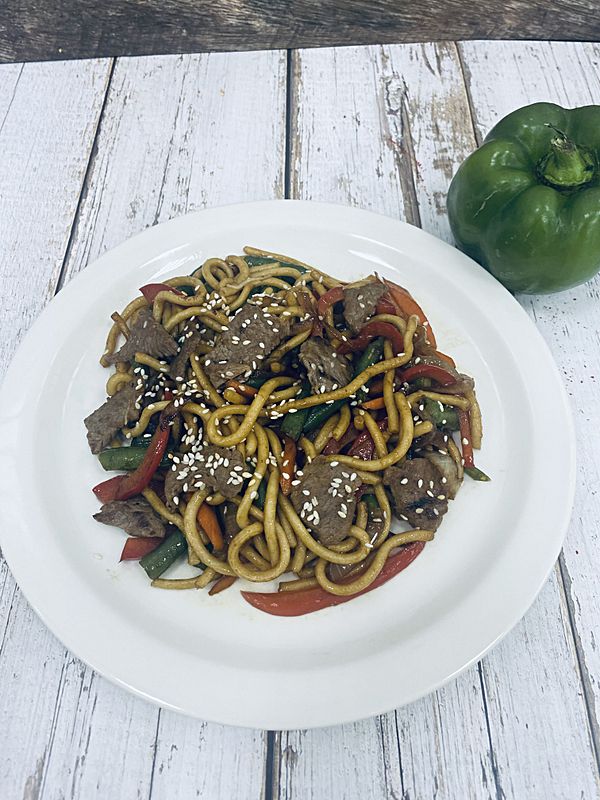 Лапша яичная с говядиной и овощами в соусе