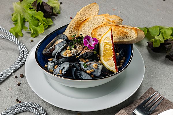 Мидии в створках в сырно-сливочном соусе