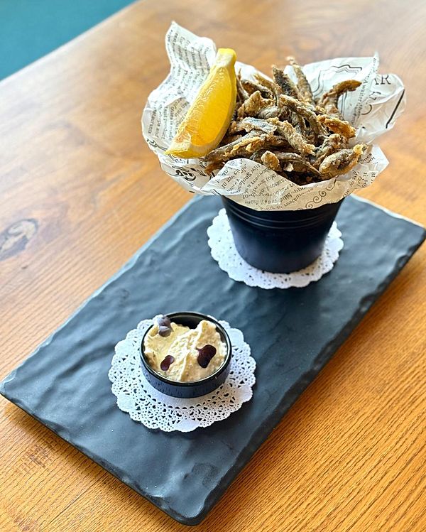 Рыбные чипсы с соусом тар-тар