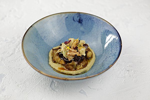 Черноморская рапана с луковым пюре