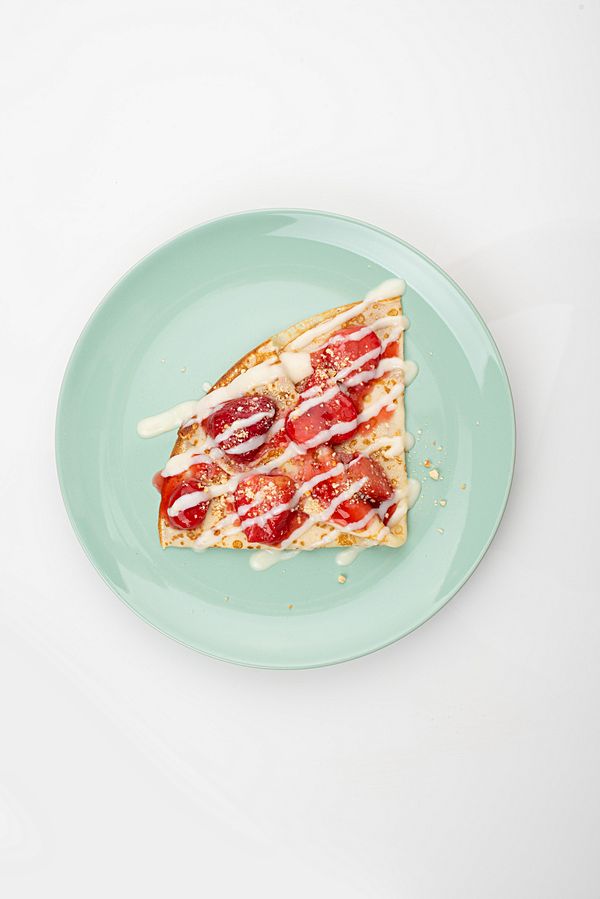 Блинчик с клубникой и ванильным соусом