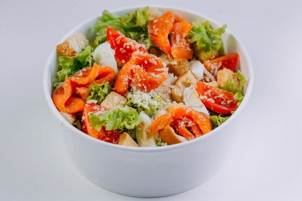 Салат Цезарь с семгой