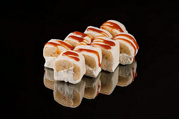 Сладкий ролл с бананом