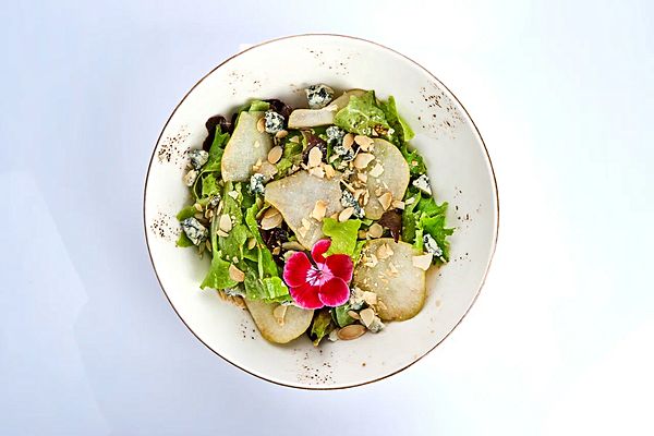 Салат с грушей и Дор блю