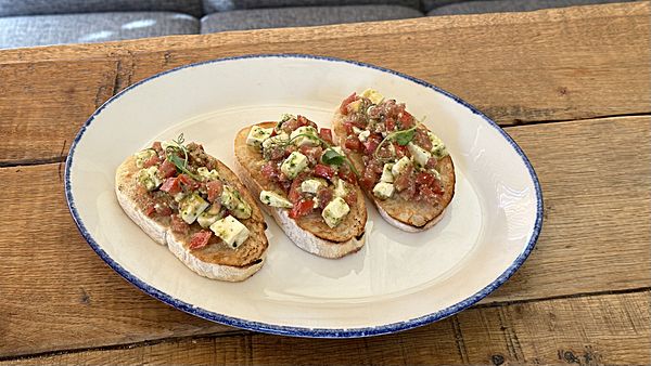 Брускетта с сыром фета и соусом песто